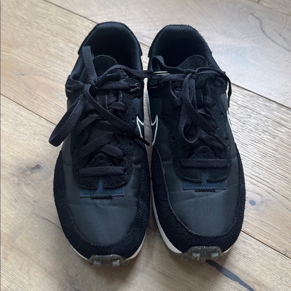 Nike women Black and White Sneakers - Picture 2 of 4